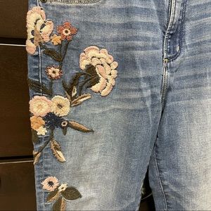 Abercrombie & Fitch ankle length jeans with floral appliqués